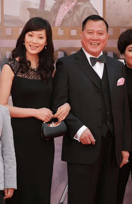 万梓良 万梓良小16岁娇妻太惊艳，穿黑裙搭斜刘海，尽显空姐端庄的气质