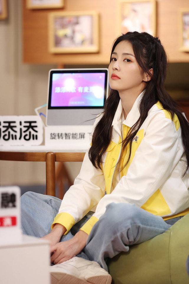 白鹿大 看不出杨颖比白鹿大5岁,同穿拼色夹克配牛仔裤,好似清纯学姐