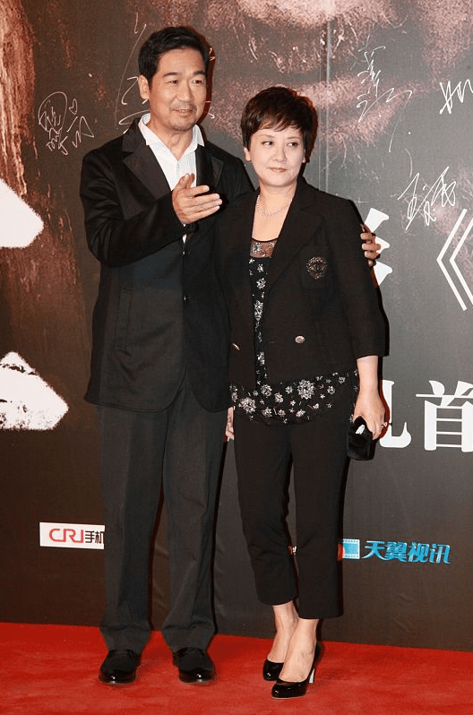 黑色 邓婕的打扮真适合50+的妈妈们，黑衣配花内搭好优雅，素颜都不丑