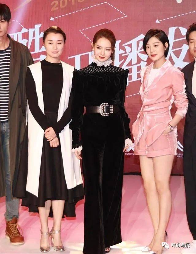 黑色 吴越虽然比戚薇大12岁,但穿着打扮还挺端庄的,戚薇的造型挺俏皮