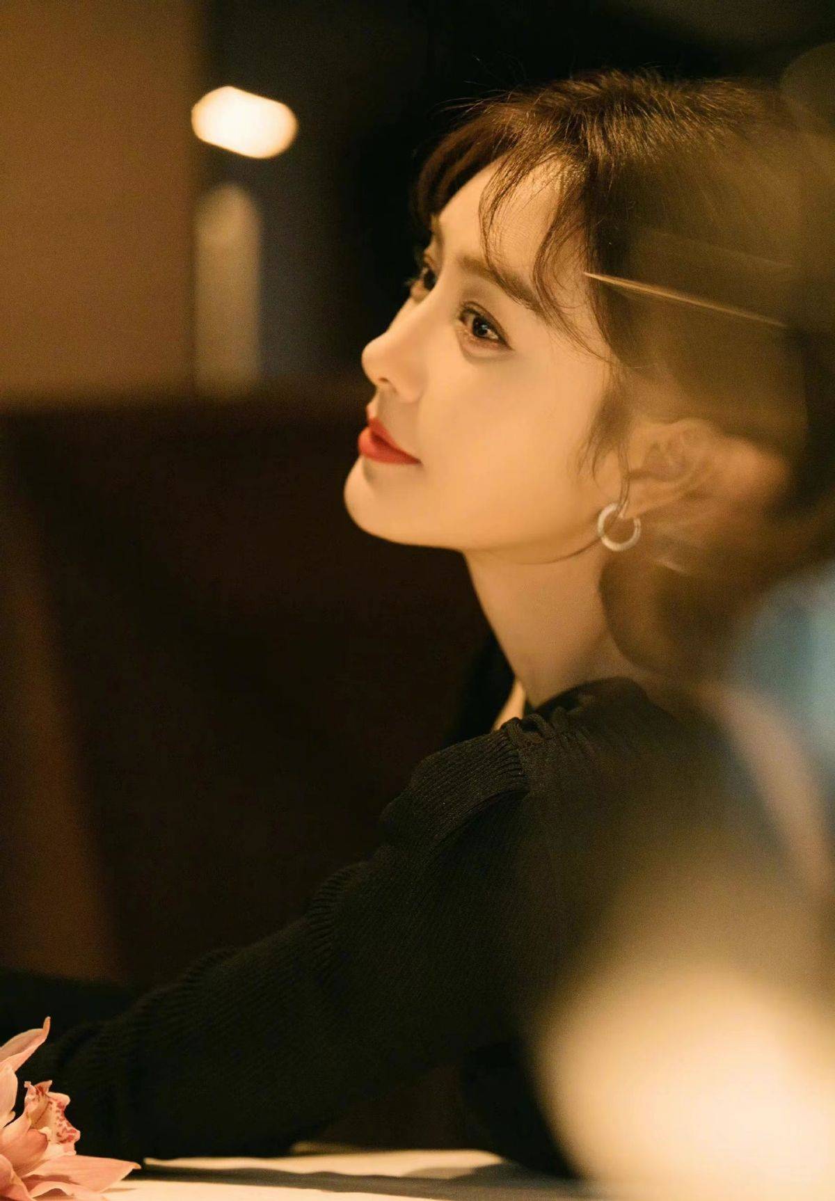 设计 秦岚：回归后太迷人！一身黑色紧身露肩连衣裙现身，这次更加惊艳