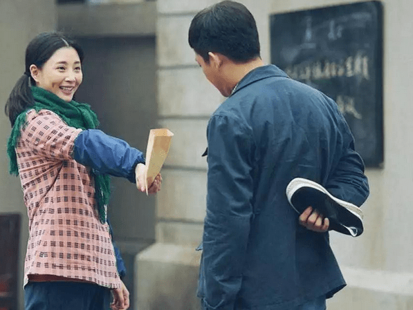 看点|《突围》12位老戏骨飙戏，靳东秦岚组CP看点足，闫妮人设颠覆往常