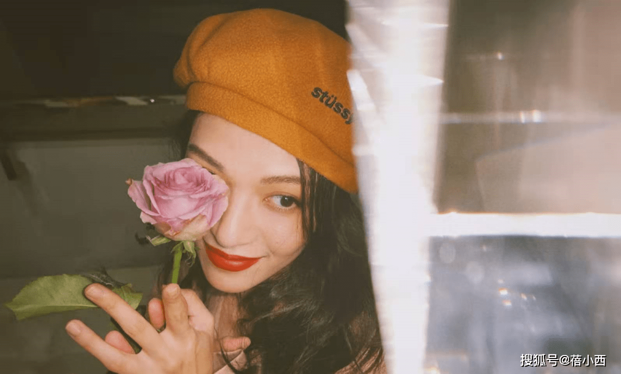 超越 钟楚曦的气场很难被超越，穿红色紧身礼服明艳照人，曲线感十足