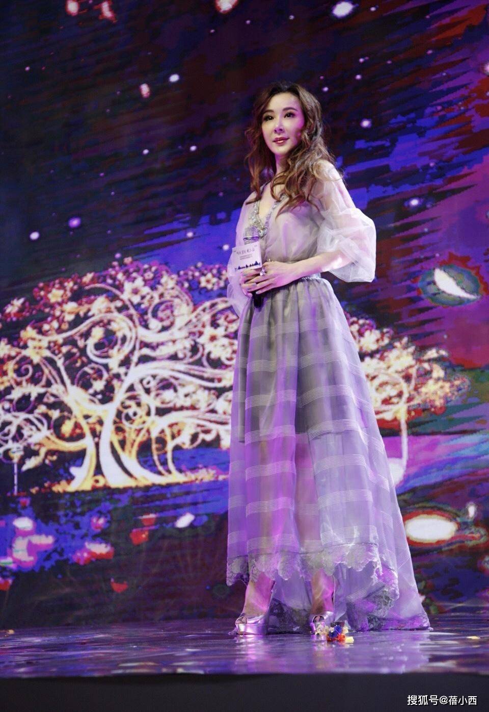 萧蔷 68年的萧蔷还有“尤物身材”，穿香槟色亮片吊带裙亮相，气质惊艳