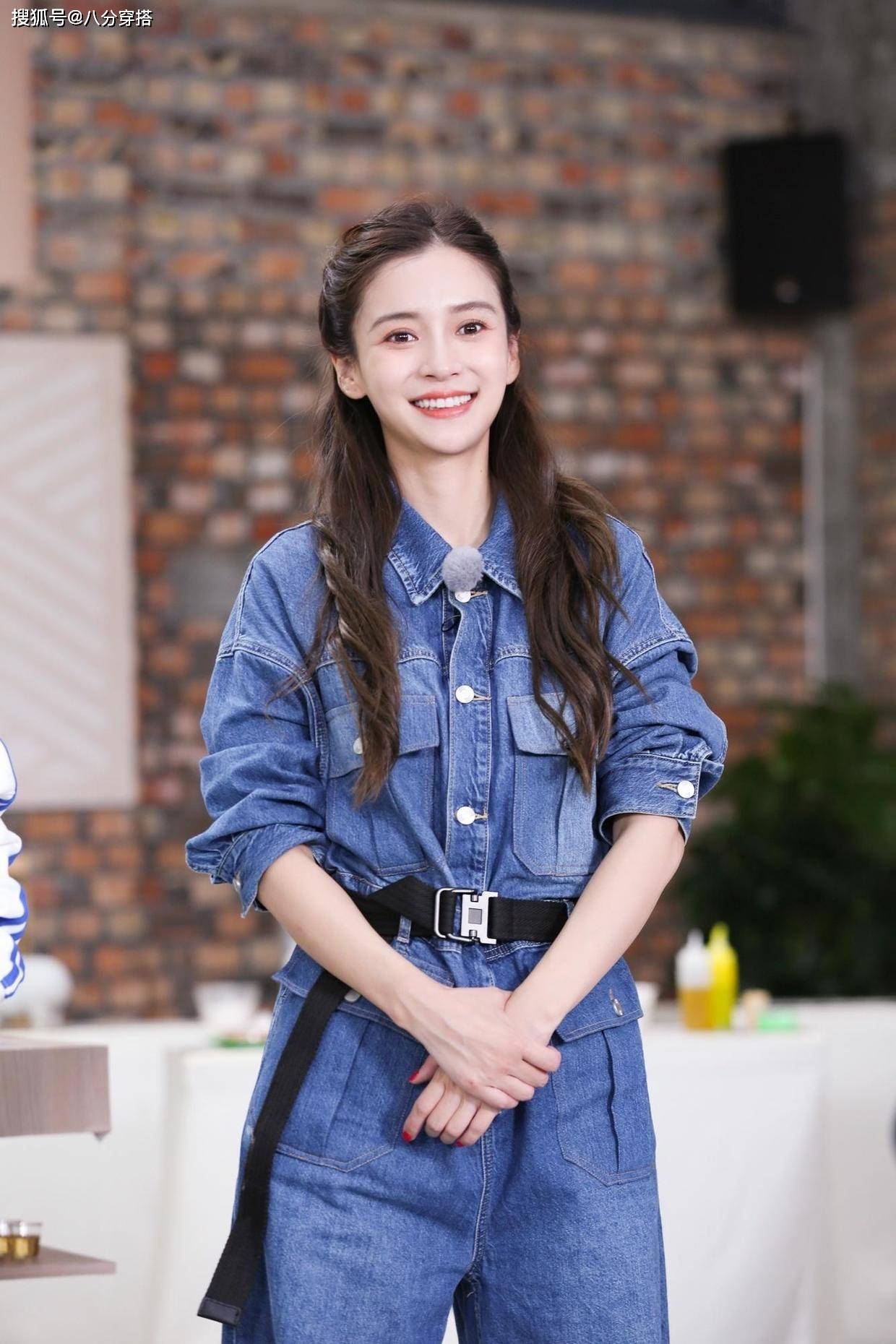 进行 Angelababy颜值高就是任性，穿羽毛裙配针织开衫都有少女感，超美