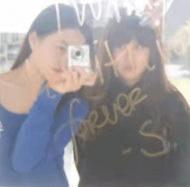 身材 15岁李嫣紧跟潮流！走纯欲风穿搭秀锁骨太成熟，时尚品味赢过王菲