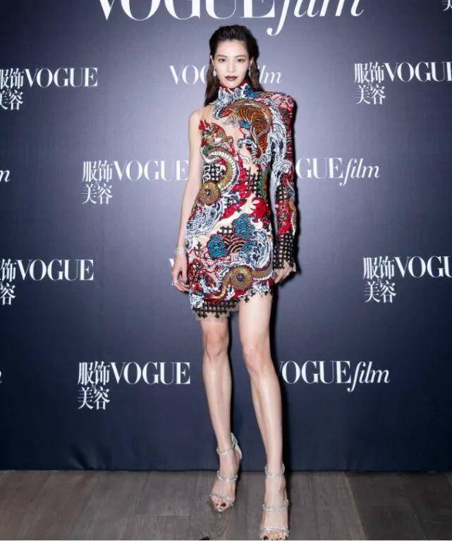 钟楚曦 当35岁戚薇和26岁钟楚曦同穿旗袍,网友:姜还是老的辣霸气又性感