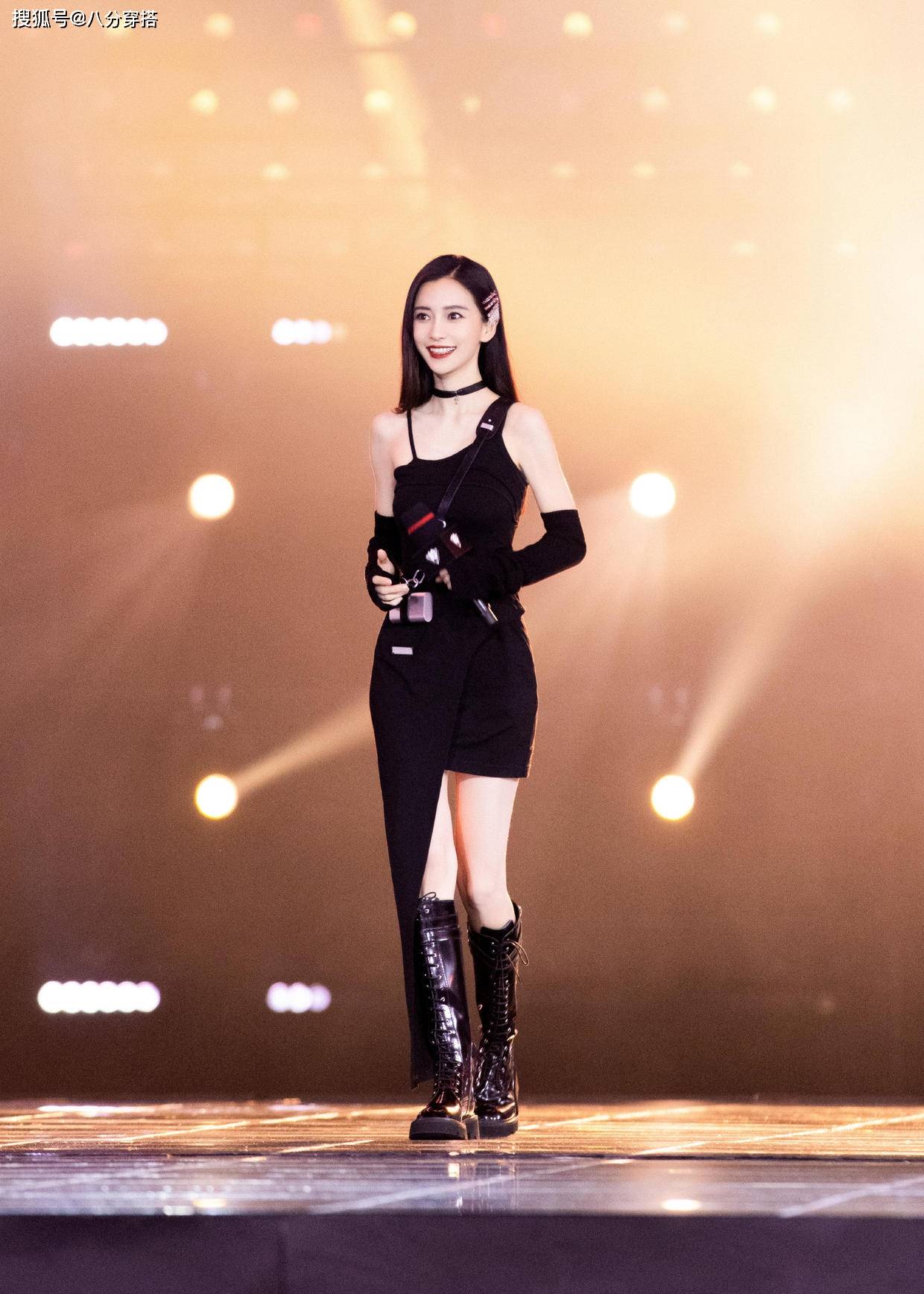 进行 Angelababy颜值高就是任性，穿羽毛裙配针织开衫都有少女感，超美