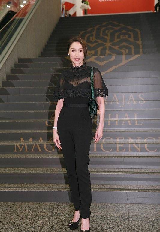 服装 郭可盈保养得真好，看生图真的嫩，穿的黑色服装时髦还妩媚