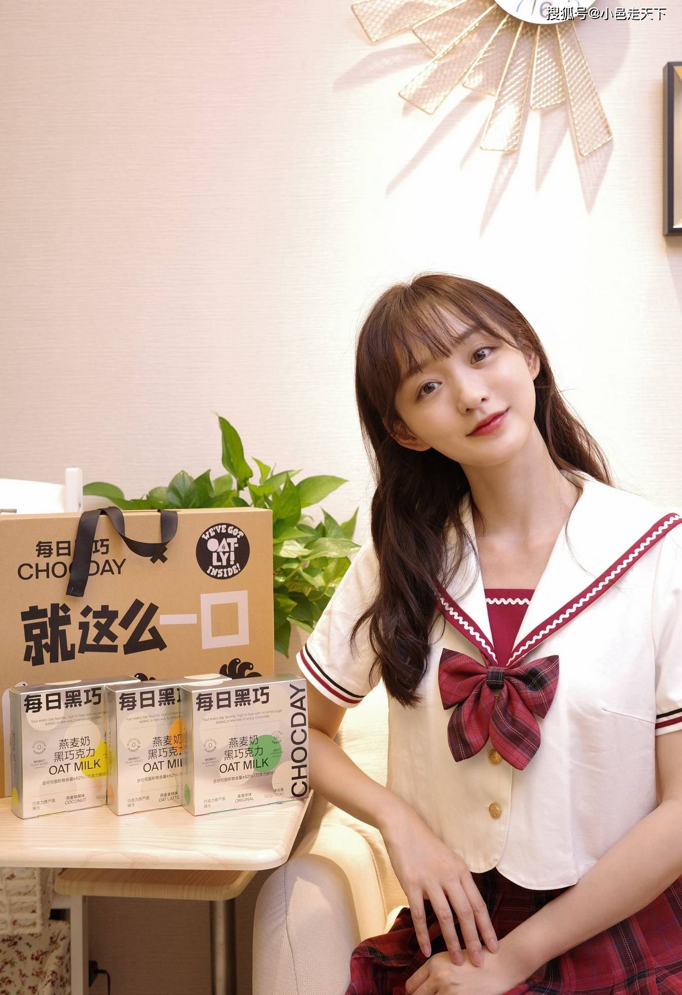 毛衣 何泓姗白色毛衣套装性感写真