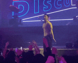 健身|194cm夜店猛男脱衣秀肉引发尖叫，这肉体谁顶得住啊