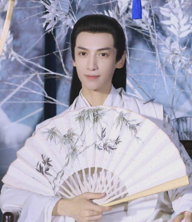 长发|原以为陈都灵很美了，看到罗云熙造型，才知道长月无烬选角不简单