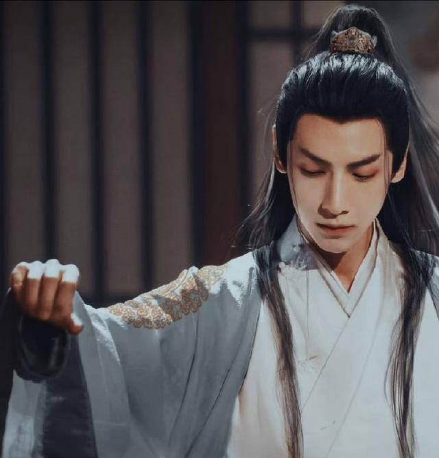 长发|原以为陈都灵很美了，看到罗云熙造型，才知道长月无烬选角不简单