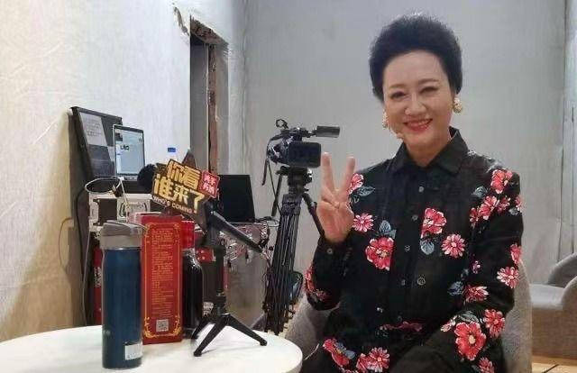 样子王丽云穿花棉袄录节目，一身老人打扮，这才是66岁真实样子！