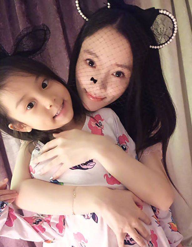 李小璐 李小璐带女儿拍写真，穿纱裙配卷发像贵妇，9岁甜馨眉眼太像爸爸