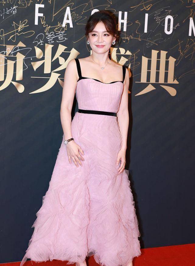 身材 袁姗姗和关晓彤同框立见高下，穿波点裙看着身材挺丰满，气质不赖