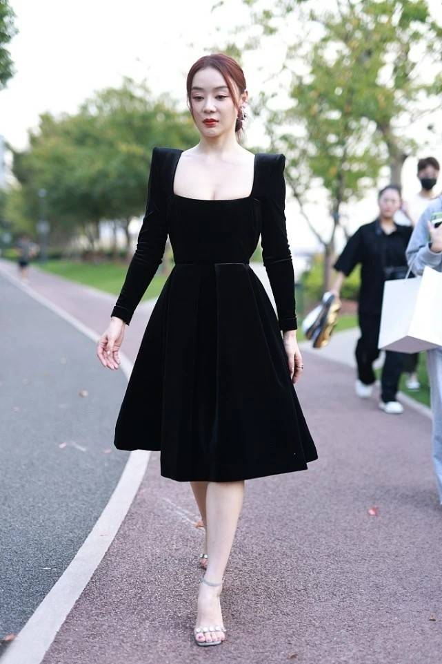 身材 袁姗姗颜值下滑真快，穿方领小黑裙显“老态”，身材倒是很抢镜