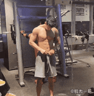 健身|194cm夜店猛男脱衣秀肉引发尖叫，这肉体谁顶得住啊