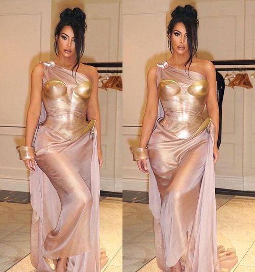 大肚子 金·卡戴珊有多爱穿紧身裙?在孕期挺着大肚子也要穿,身材太棒了