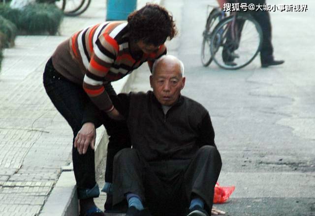 绝地反击女生好心扶老人被讹5000元真相大白后反向索赔5万