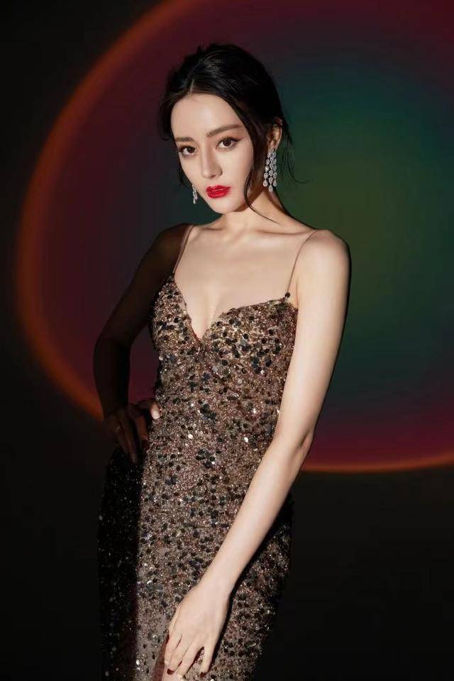 金色 迪丽热巴才是“尤物身材”，金色吊带裙大秀蝴蝶背，没有一丝赘肉