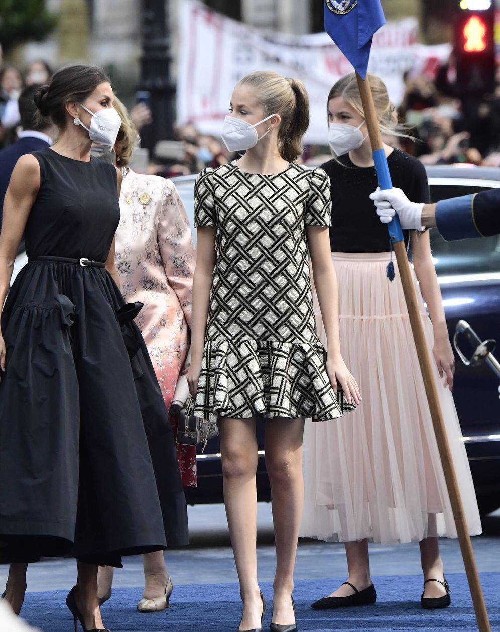 公主 莱昂诺尔公主与妹妹同穿裙子，赢在了裙短显活力，索妹打扮的显胖