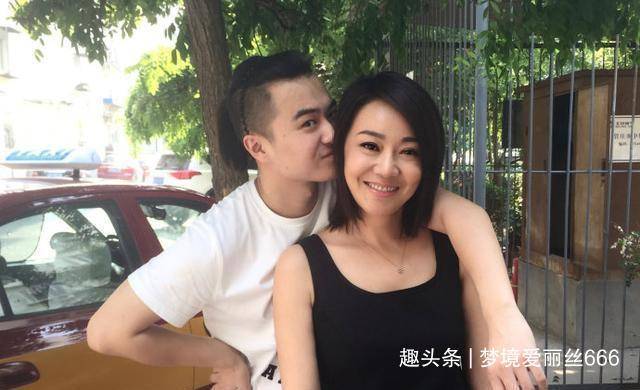 炊事班的故事|闫妮不再沉默，捅破与赵本山的“窗户纸”，难怪当了16年单亲妈