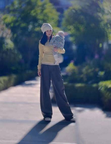 头巾 “辣妈圈”再添新人，杜淳妻子韩系打扮街拍，裹着头巾比明星还潮
