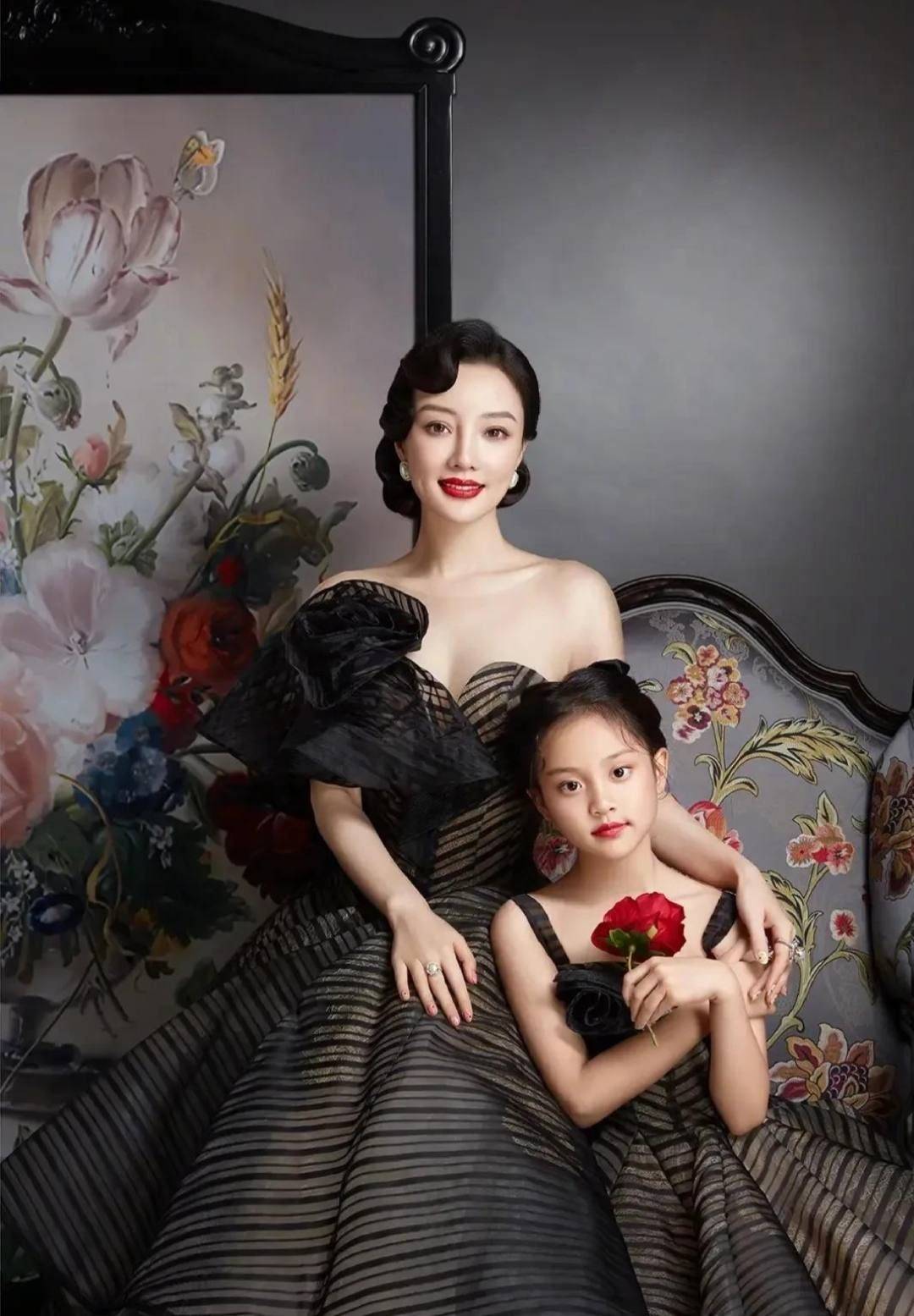 李小璐 李小璐带女儿拍写真，穿纱裙配卷发像贵妇，9岁甜馨眉眼太像爸爸