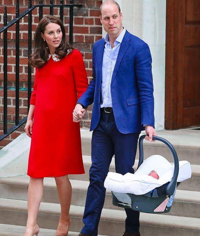 曲线 凯特冬季穿大衣还要光腿，气质复古优雅，生完娃也不怕冻