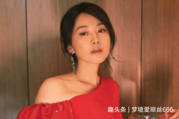 炊事班的故事|闫妮不再沉默，捅破与赵本山的“窗户纸”，难怪当了16年单亲妈