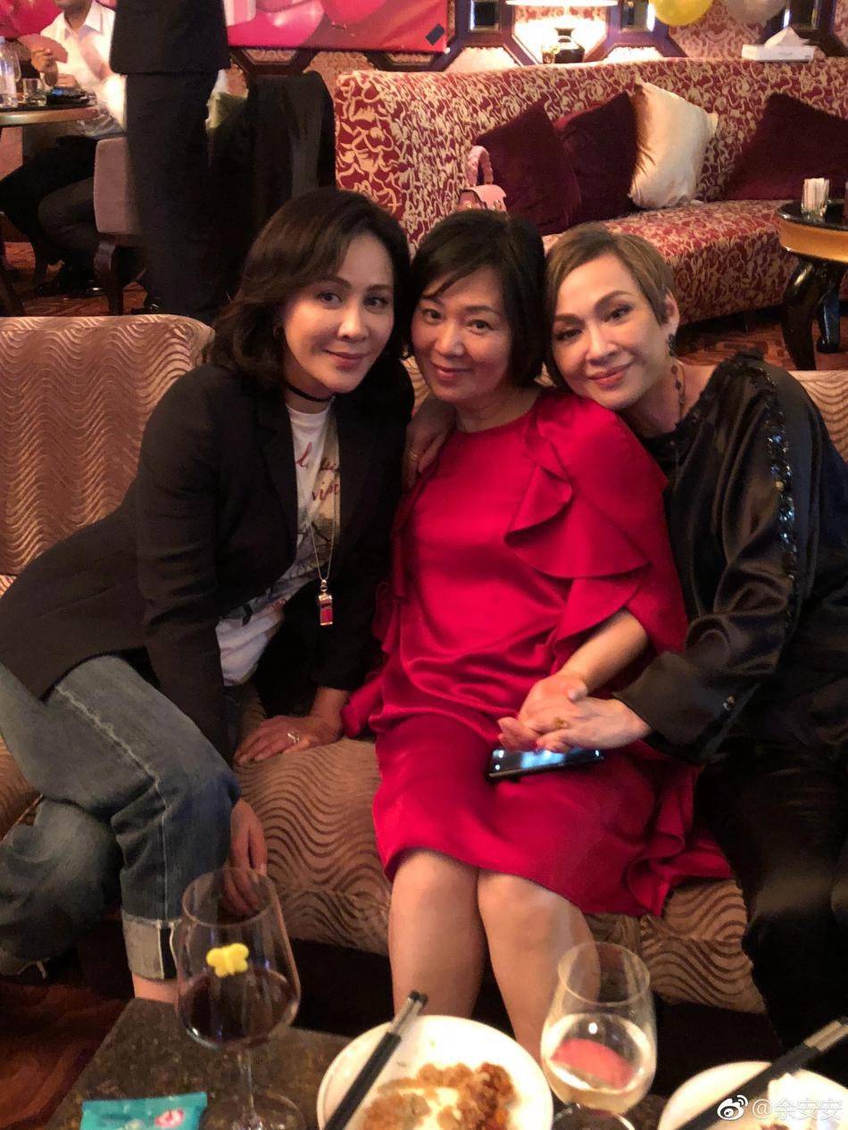 毛衣周润发前妻庆生，穿毛衣配马甲很时髦，60+老人也能这么漂亮！