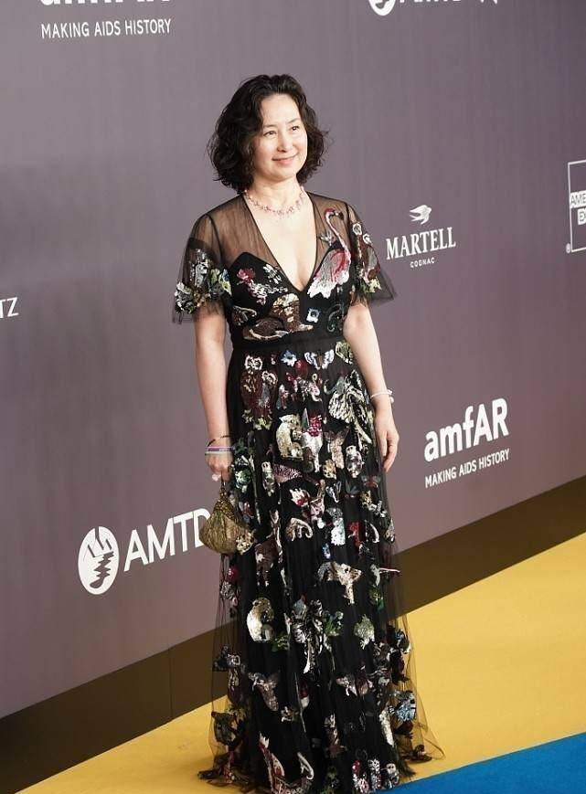 颜色 何超琼真有豪门气度，穿花花绿绿的薄纱黑裙，皱纹里藏着优雅自信