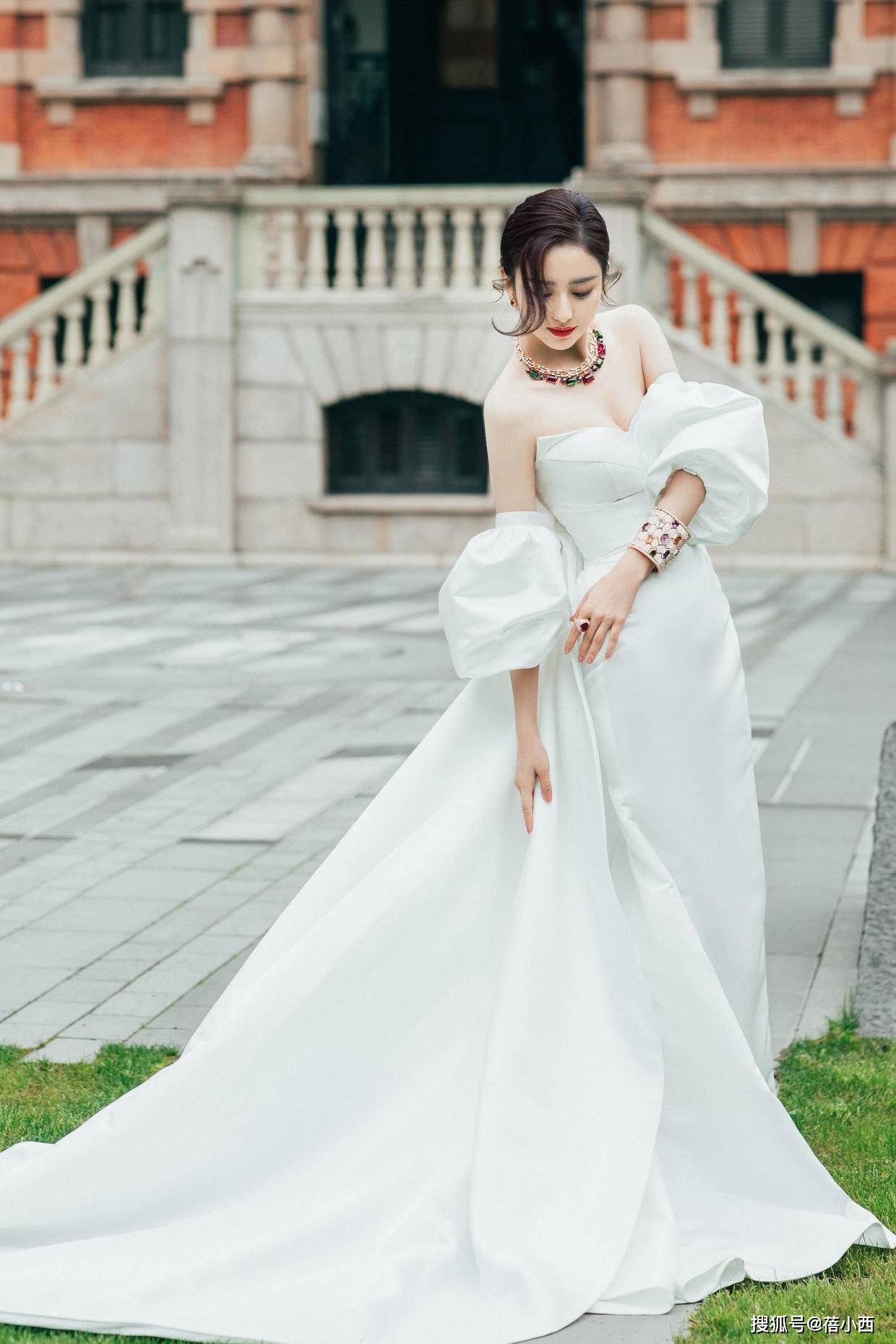 黑色 佟丽娅转型大玩“女团风”，穿抹胸上衣配A字纱裙，不像80后的人