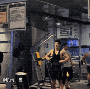 健身|194cm夜店猛男脱衣秀肉引发尖叫，这肉体谁顶得住啊