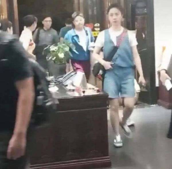 高是老孙莉现身乌镇朗读会，染金发装嫩，不打光秃眉发际线高是老阿姨！