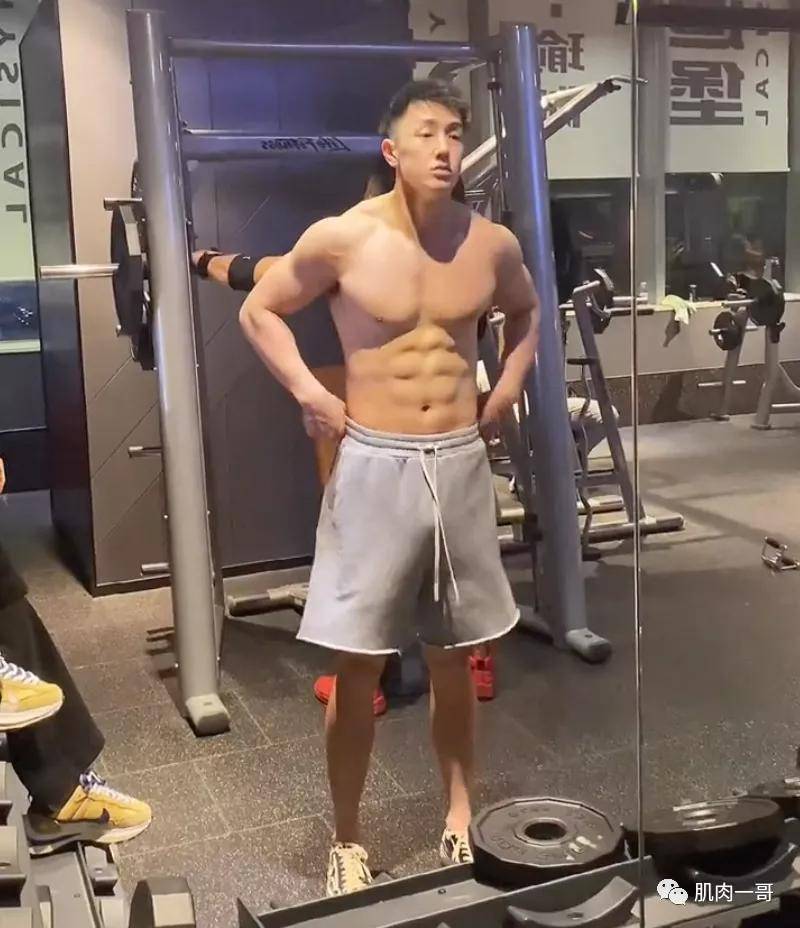 健身|194cm夜店猛男脱衣秀肉引发尖叫，这肉体谁顶得住啊