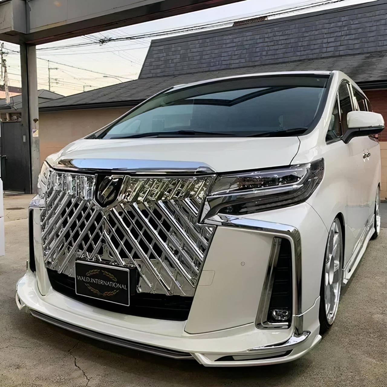 满身金凤凰,豪车新标杆,丰田埃尔法世纪版发布!