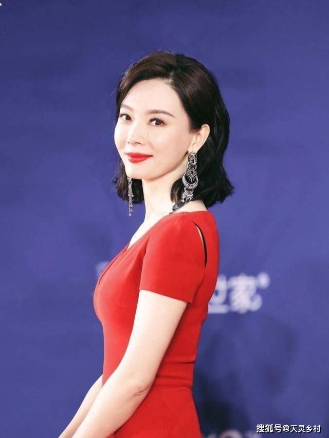 设计 中年女人穿“拖地裙”有多好看?陈数美得惊艳了时光,太抢眼