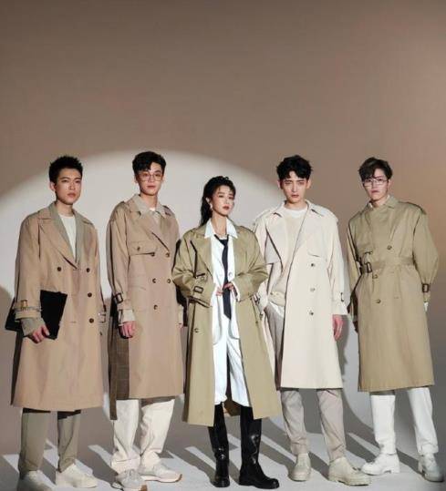 女王 薇娅穿风衣站C位又美又飒，不愧是带货女王，让她成全场焦点