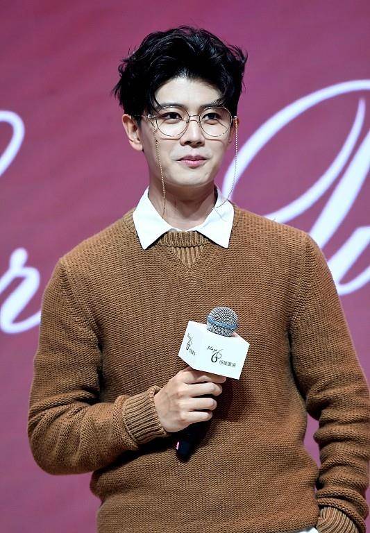 设计 “帅气奶爸”任嘉伦戴眼镜显儒雅，“反穿毛衣”挺有型，魅力尽显