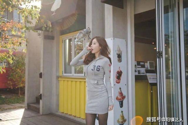 卫衣 看腻了“少女感”，不如试试性感的“卫衣+黑丝”，清爽又洋气