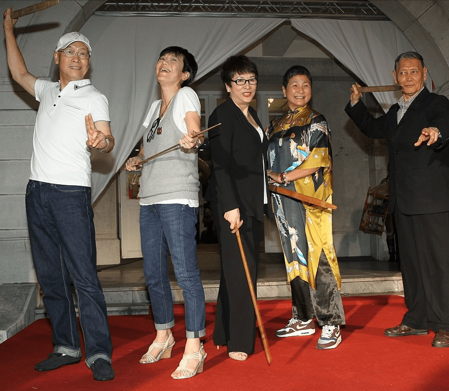 魅力 看不出郑佩佩大张艾嘉7岁，同框气场挺强的，穿国风长裙真似女雄