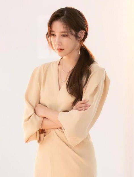 发型韩剧《顶楼3》秀莲洛根李订婚照，白长裙配女神发型，直击直男心