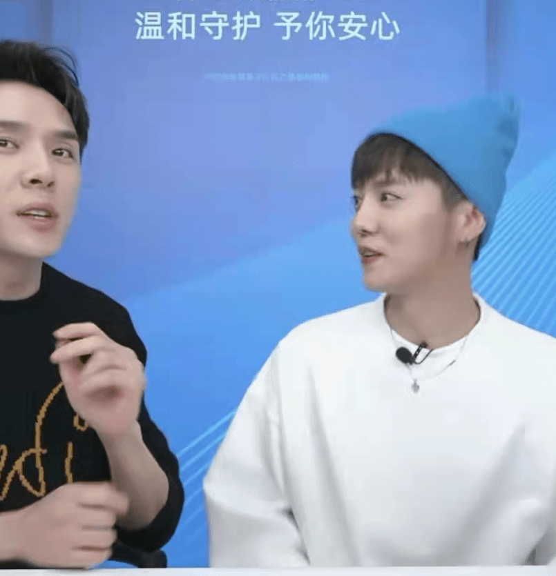 活动鹿晗是借了关晓彤的口红吗？穿卫衣上直播卖货，脸精致得像女孩子
