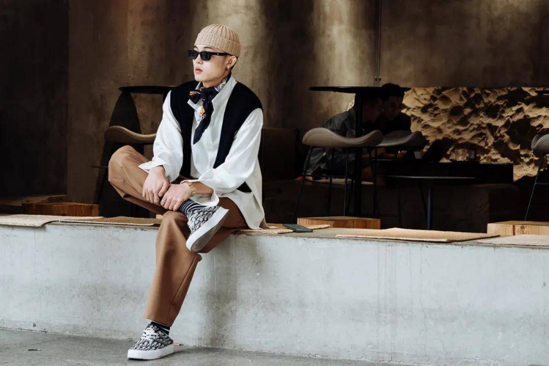 卫衣 广州限时降温的这周，也是街头潮人最爱的秋季时装周