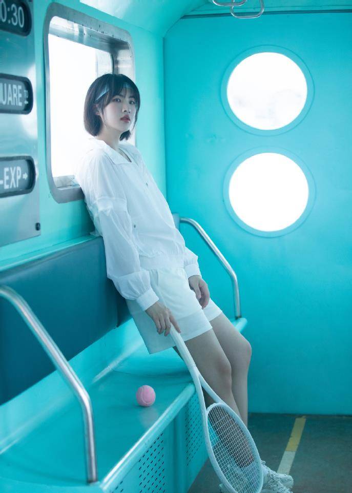 中性 华为小公主姚安娜风格大变,中性风走机场认不出,比男明星还帅气