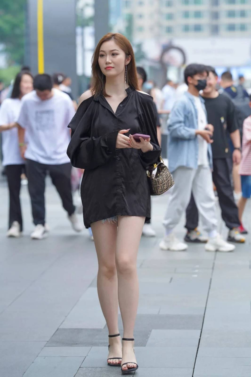 黑色 时髦显瘦的新潮穿搭，青春活力得到极致绽放，穿出高级与自信