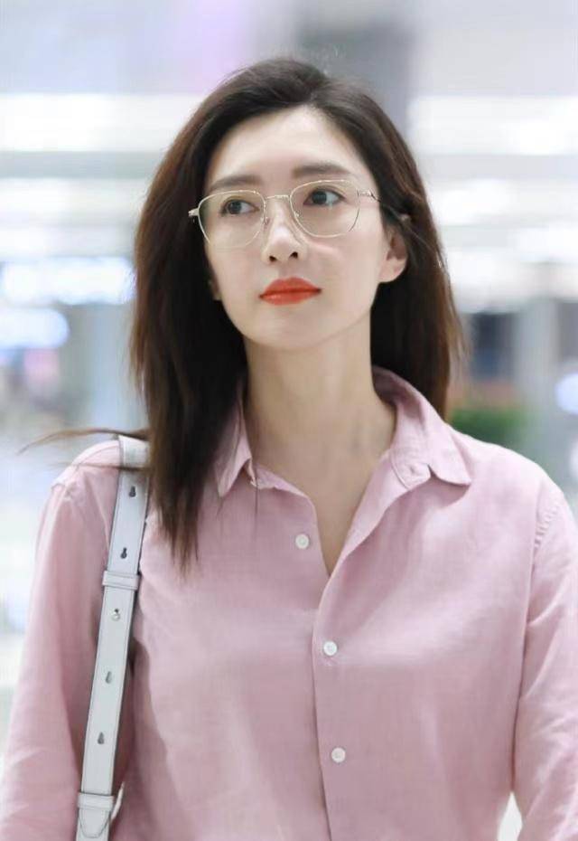 江疏影 江疏影带“火”了粉色衬衫，配卡其色半身裙青春靓丽，大长腿抢镜