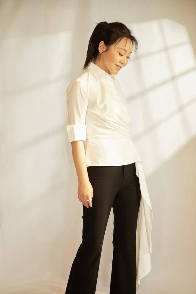 江疏影 江疏影带“火”了粉色衬衫，配卡其色半身裙青春靓丽，大长腿抢镜